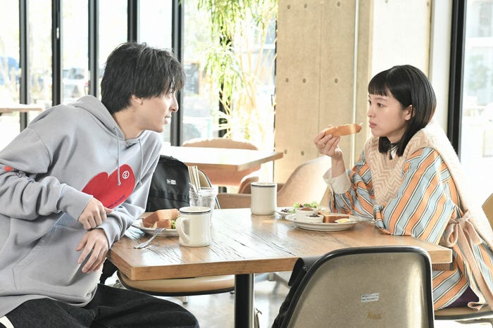 高杉真宙、清野菜名/「婚姻届に判を捺しただけですが」第5話より(C)TBS