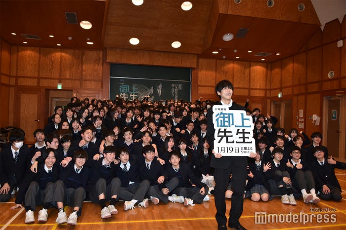 松坂桃李&宝仙学園高等学校の生徒250人(C)モデルプレス