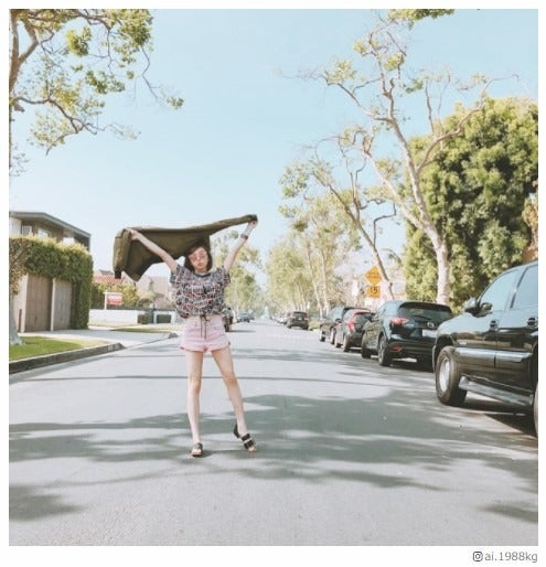 加護亜依、白肌のスラリ美脚に注目集まる「スタイル良い」「憧れる」