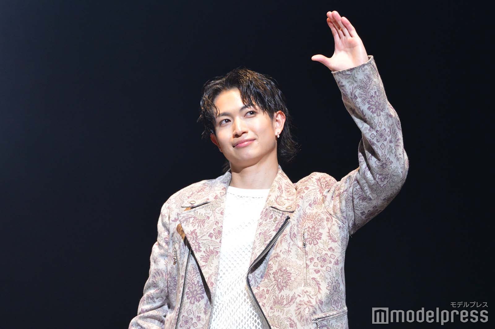 ファンと“つなマル”ポーズを作る綱啓永（C）モデルプレス