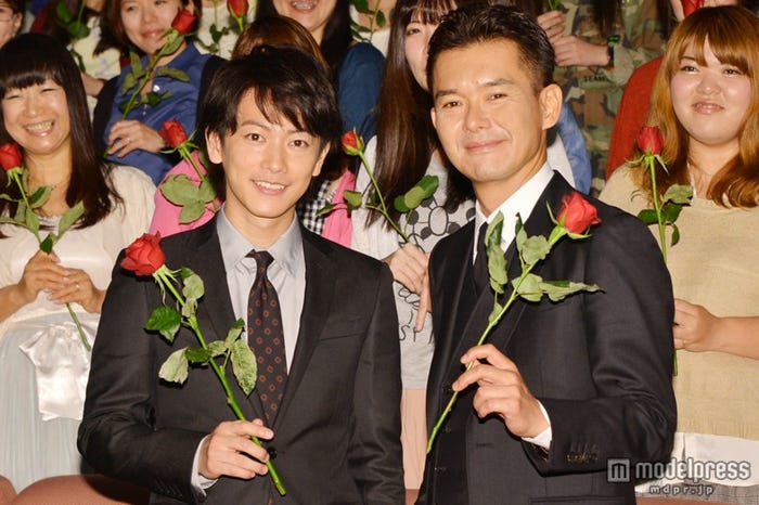 佐藤健(左)と渡部篤郎(右)