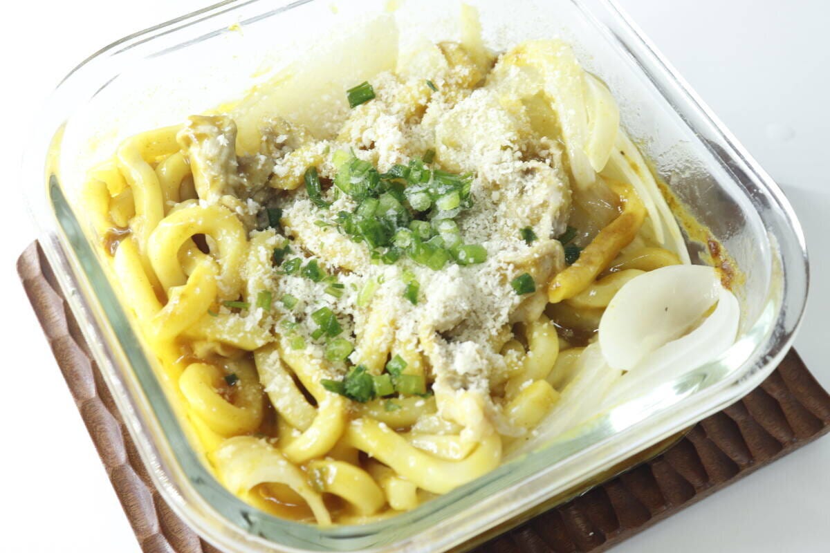 豚肉と玉ねぎ、粉チーズ、ネギがトッピングされたアレンジカレーうどん 豚肉と玉ねぎ、粉チーズ、ネギがトッピングされたアレンジカレーうどん