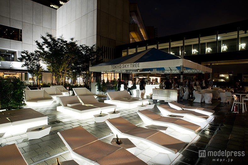 東京スカイツリーを見上げながらお酒を飲める