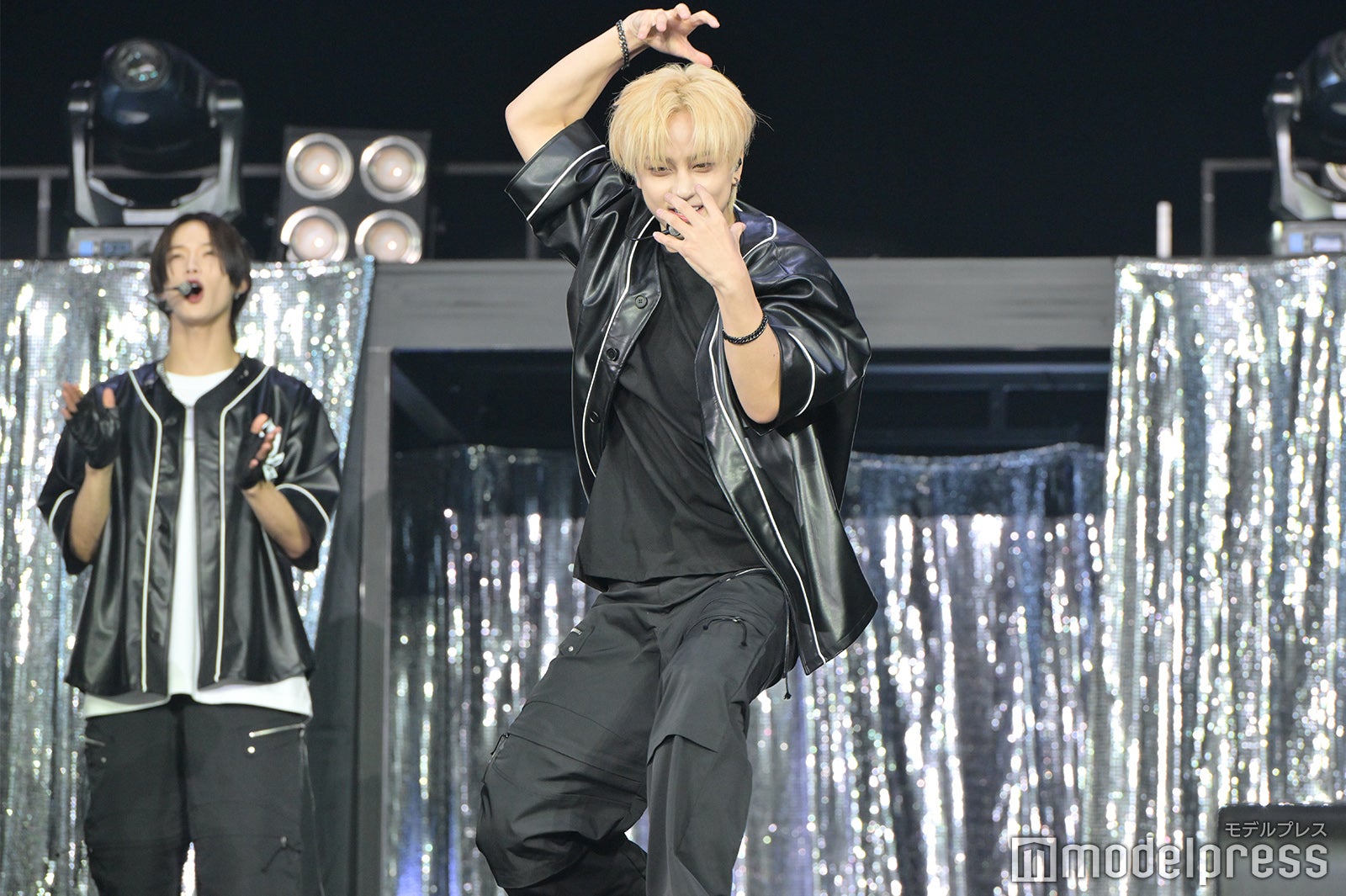 TAKI（右）の迫力のダンスパフォーマンスに歓声を上げるK（左）「BEAT AX」&TEAM（C）モデルプレス