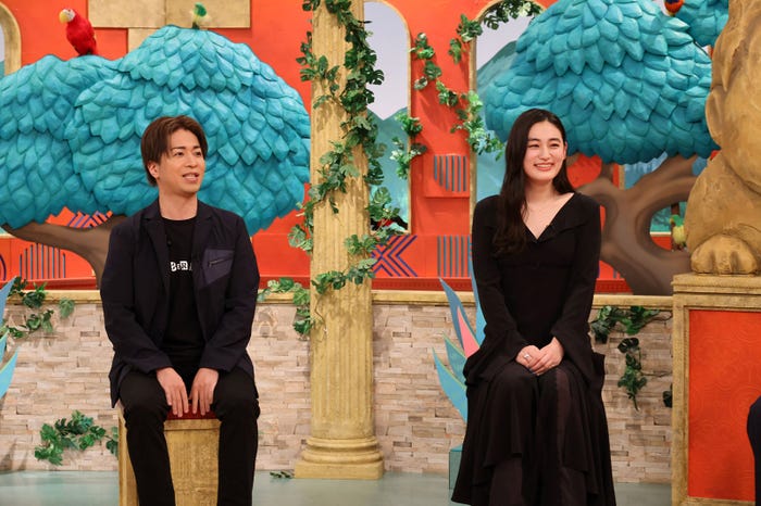 山崎裕太、八木莉可子(C)カンテレ