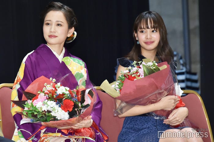 (左から)前田敦子、関水渚(C)モデルプレス