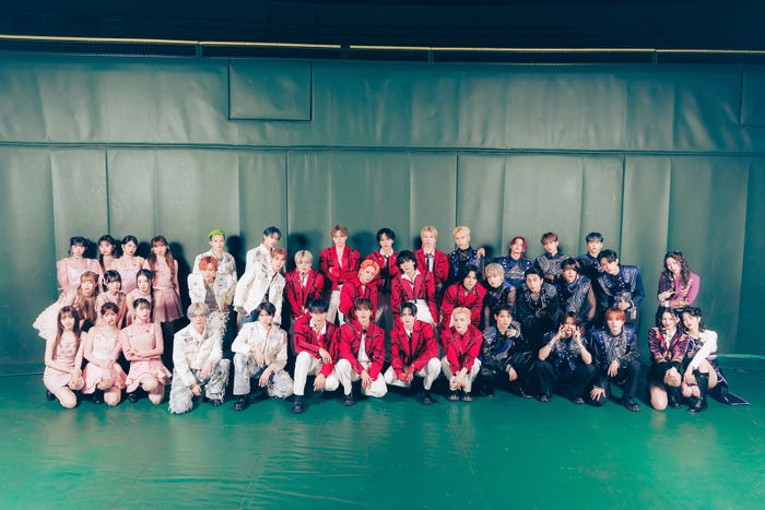 全員集合ショット「LAPOSTA 2025」(C)LAPONE ENTERTAINMENT/(C)LAPONE GIRLS