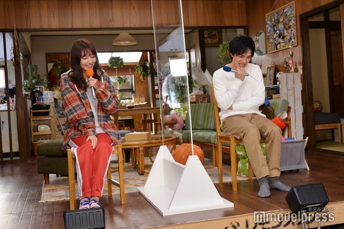 自分の小さな秘密を必死に探す有村架純と林遣都(C)モデルプレス