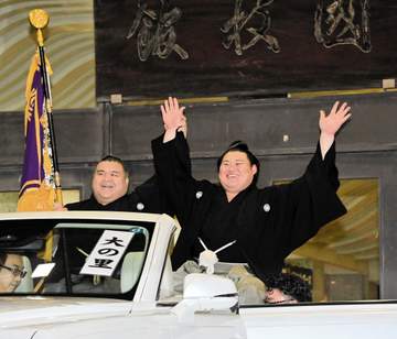 「心優しい高安関」「いつか主役に」復活V大の里のパレードで旗手 36歳人気力士の姿にSNS沸く