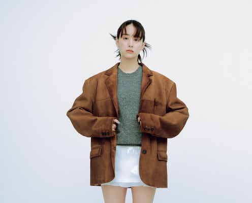 山本美月、ミニスカから美脚大胆魅せ 個性的メイクも映える