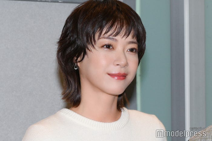 上野樹里(C)モデルプレス/ニット¥33,000/ナゴンスタンス/スカート¥44,000/エンフォルド/イヤリング¥24,200/テイクアップ/靴/スタイリスト私物