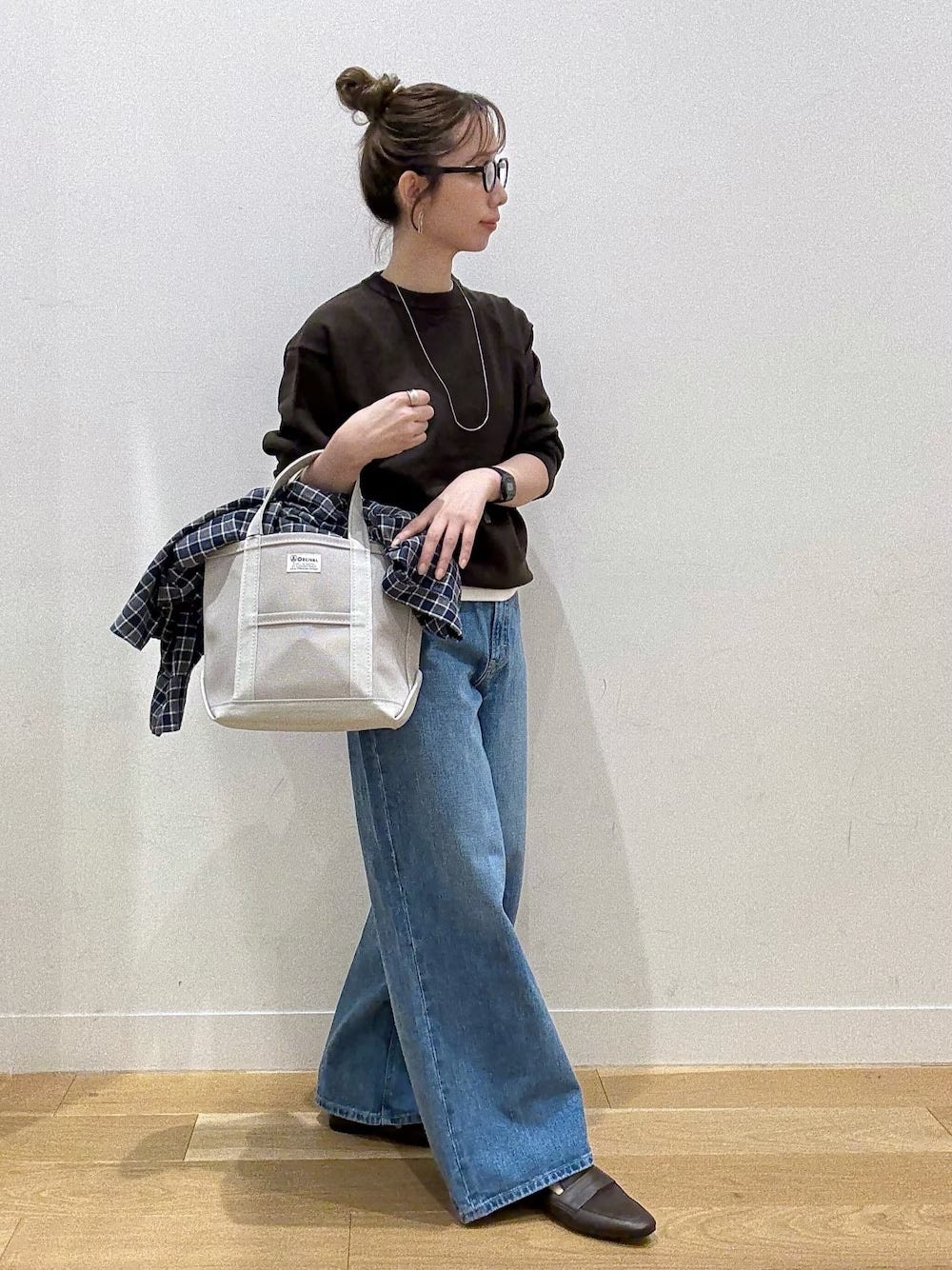 ブラウンニット&デニムは誰でもトライしやすい組み合わせ 出典:WEAR