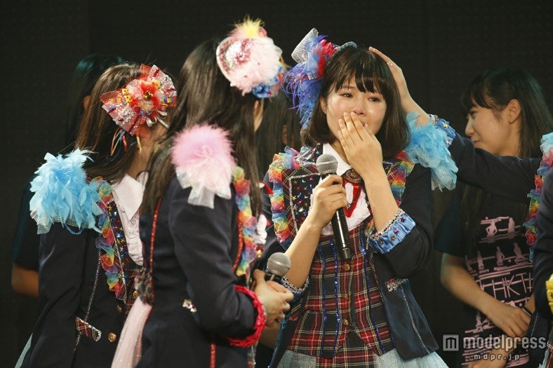 HKT48初の九州7県ツアー「HKT48九州7県ツアー～可愛い子には旅をさせよ～」サプライズ発表で号泣する穴井千尋