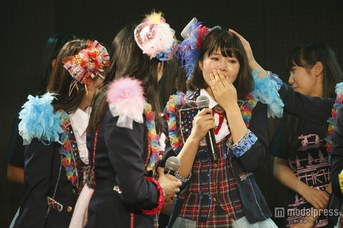 HKT48初の九州7県ツアー「HKT48九州7県ツアー~可愛い子には旅をさせよ~」サプライズ発表で号泣する穴井千尋