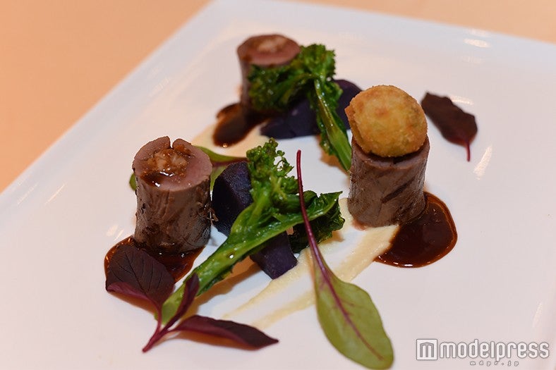 メインの肉料理（C）モデルプレス