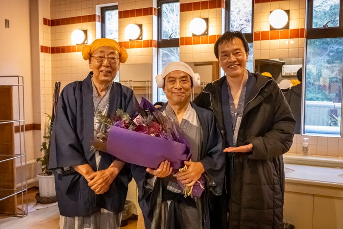岸部一徳、金田明夫、遠藤憲一「民王R」クランクアップより(C)テレビ朝日