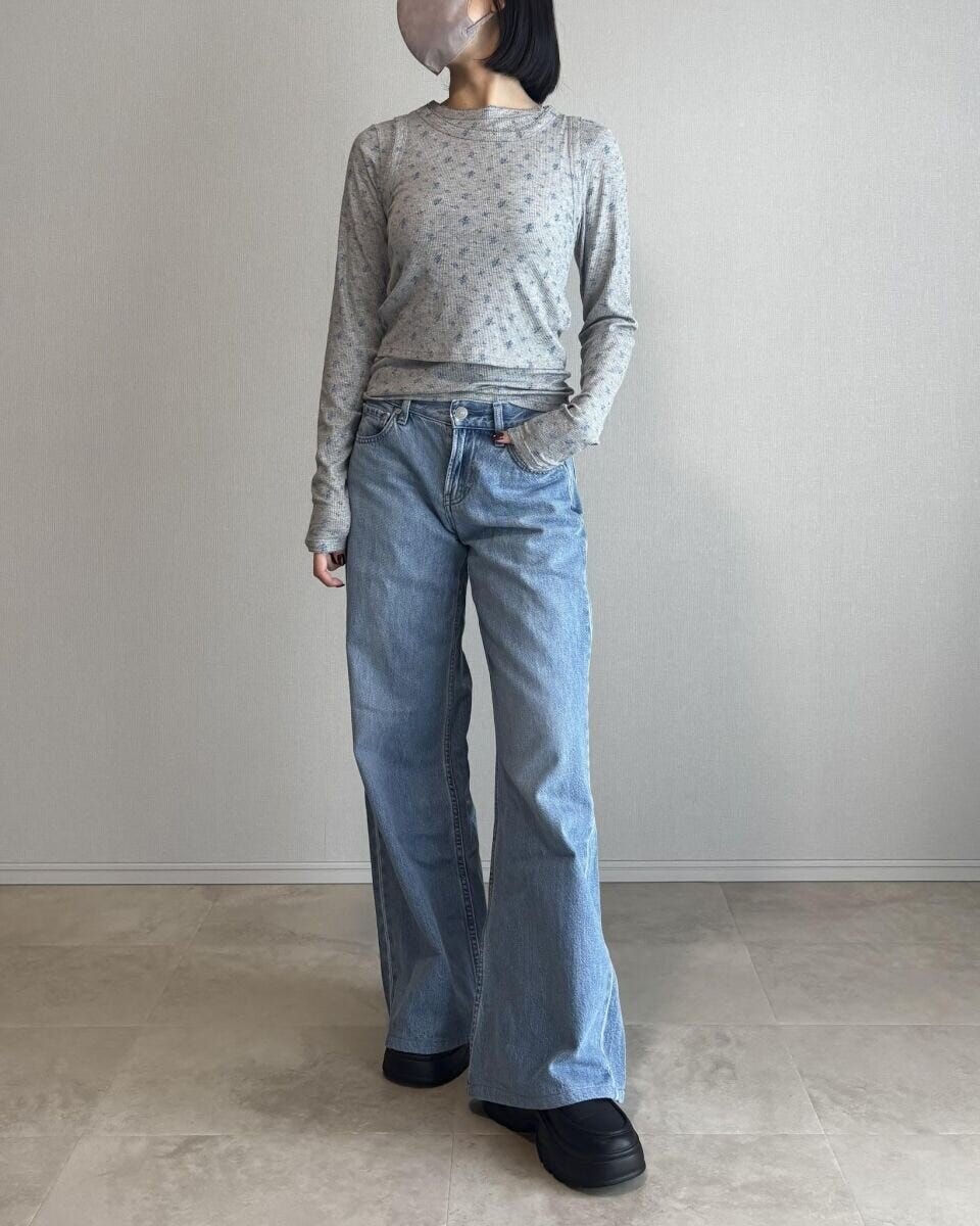 グレーのリブTシャツに淡いブルーのワイドデニムを合わせたコーディネート写真 グレーのリブTシャツに淡いブルーのワイドデニムを合わせたコーディネート写真