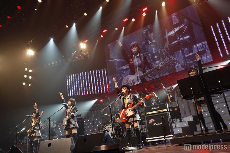 新曲をバンド生演奏するAKB48「AKB48 リクエストアワー セットリストベスト100 2012」最終公演