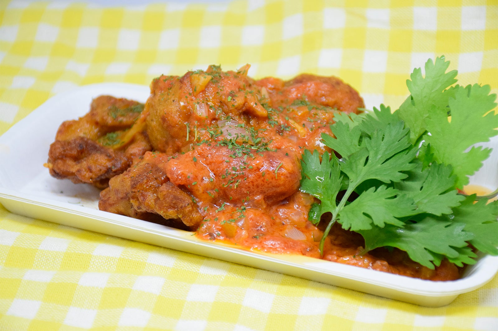 チキンのから揚げムアンバソース／ガボン共和国￥900／画像提供：横浜赤レンガ倉庫