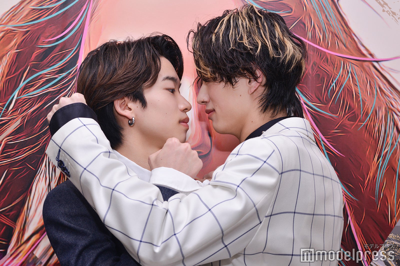 「兄弟でポーズを決めてください！」というリクエストに応えてくれたしゅーと、もーりー（C）モデルプレス