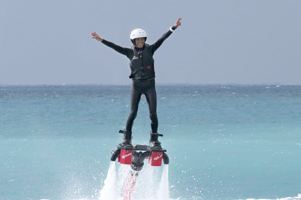 フライボード／画像提供：カヌチャベイリゾート