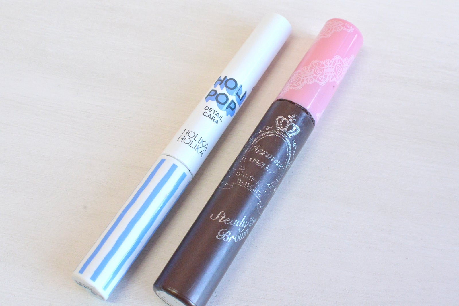 ナンシー：「HOLIKA HOLIKA（ホリカホリカ）」ホリポップ ディテールカラ（ロング＆カール）（左）、「ヒロインメイク」ロング＆カールマスカラS （愛されブラウン）（右） （C）モデルプレス