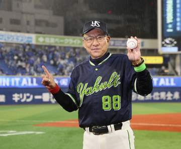 ヤクルト・池山監督「いやあ、しびれるね」と第一声 九回薄氷の逃げ切りで就任初勝利「最後はもう神頼みで。お願いしますって目をつぶったら終わってました」と興奮