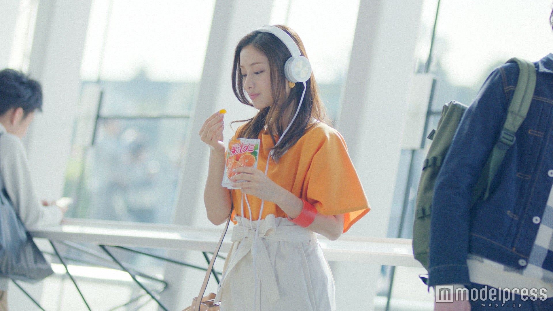 石原さとみ／新TVCM「ヘッドホンみかん」篇より