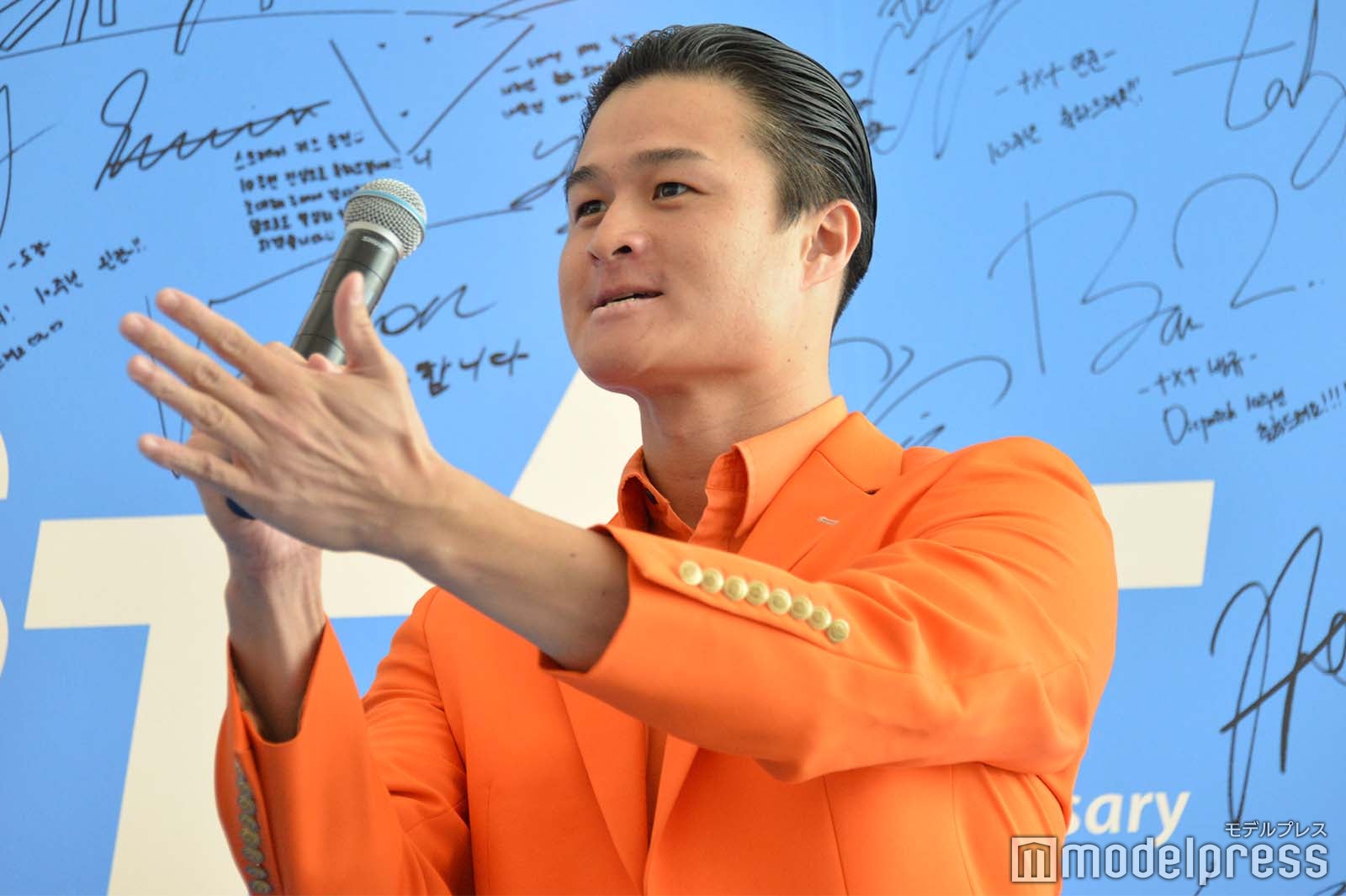 生きているみんなを祝福する高岸宏行 （C）モデルプレス