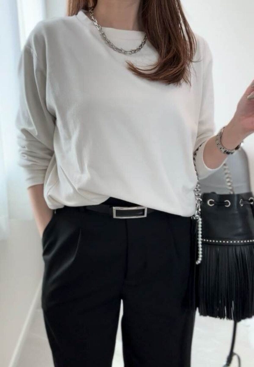 ユニクロ　タックワイドパンツ　白ニットきれいめコーデ