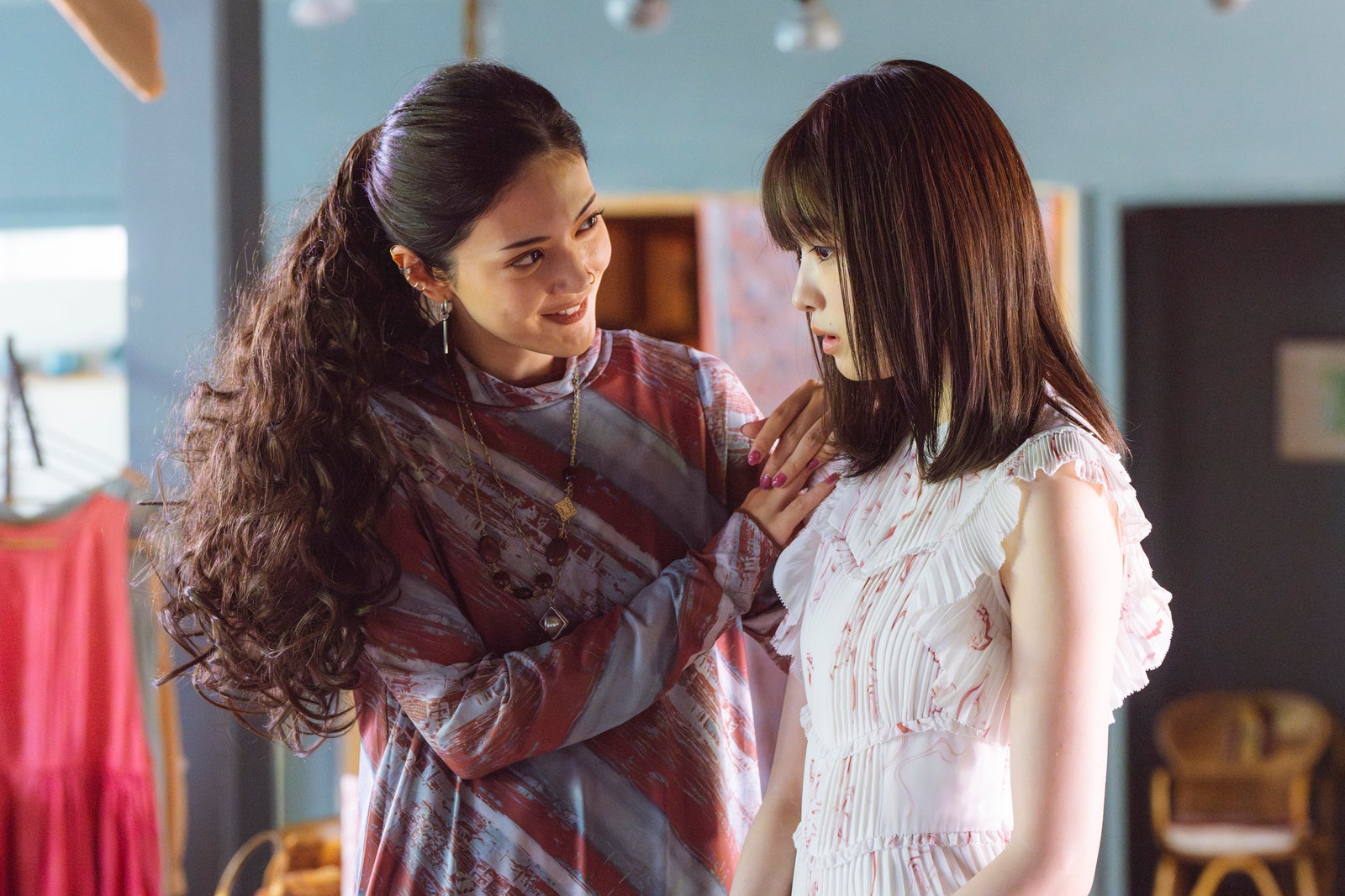 田中道子、高橋ひかる「顔に泥を塗る」第3話より（C）テレビ朝日