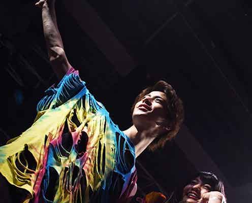 「Popteen」志田友美、190cm長身イケメン北村エレンと“密着”ランウェイ