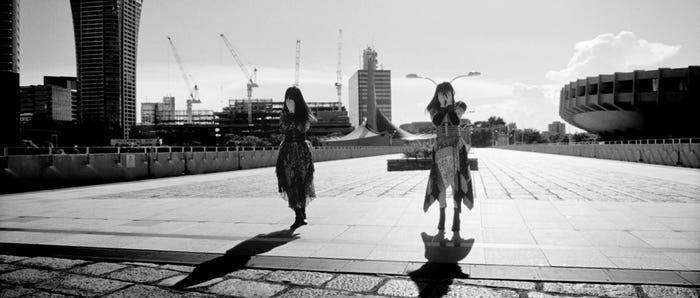 乃木坂46賀喜遥香&遠藤さくら「マグカップとシンク」MVより(提供写真)