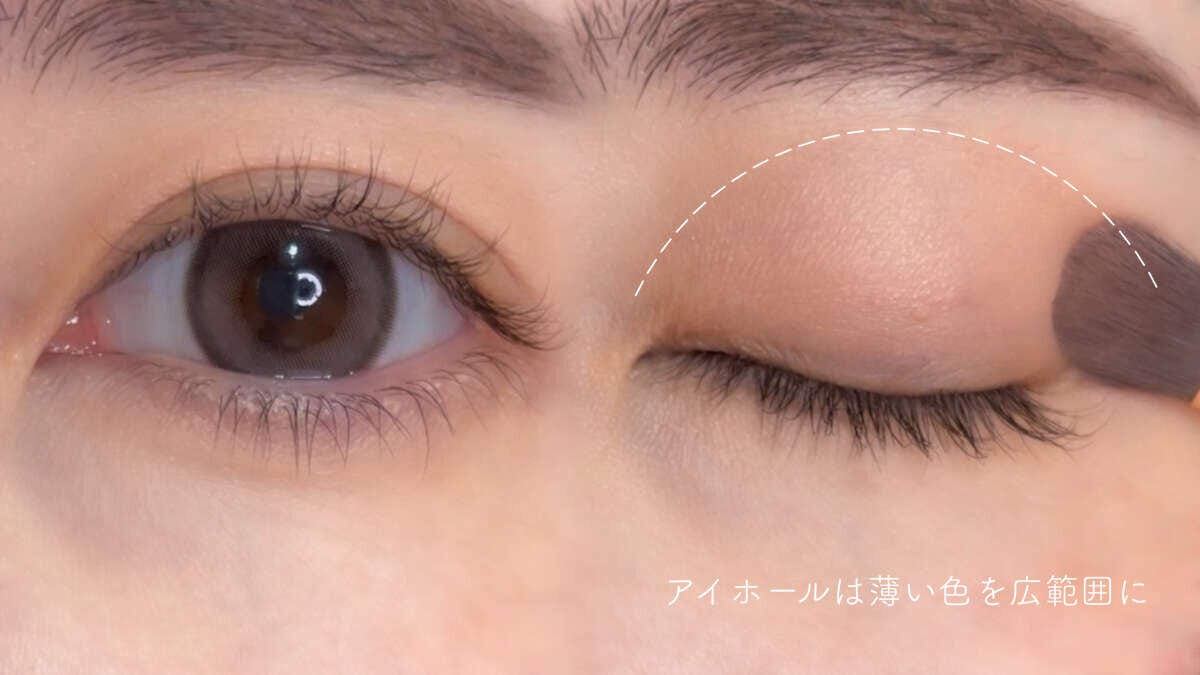 アイホールに薄いアイシャドウをブラシで広範囲に塗るデカ目メイク