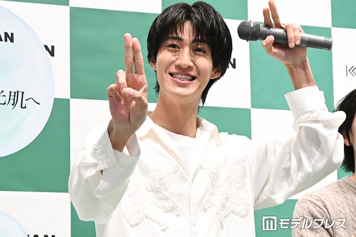 四方八方に“滅ポーズ”を振りまく曽野舜太(C)モデルプレス