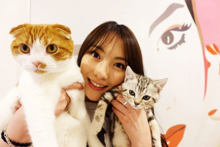 知英と愛猫「レオン」(左)と「ニニ」(右)/画像提供:所属事務所