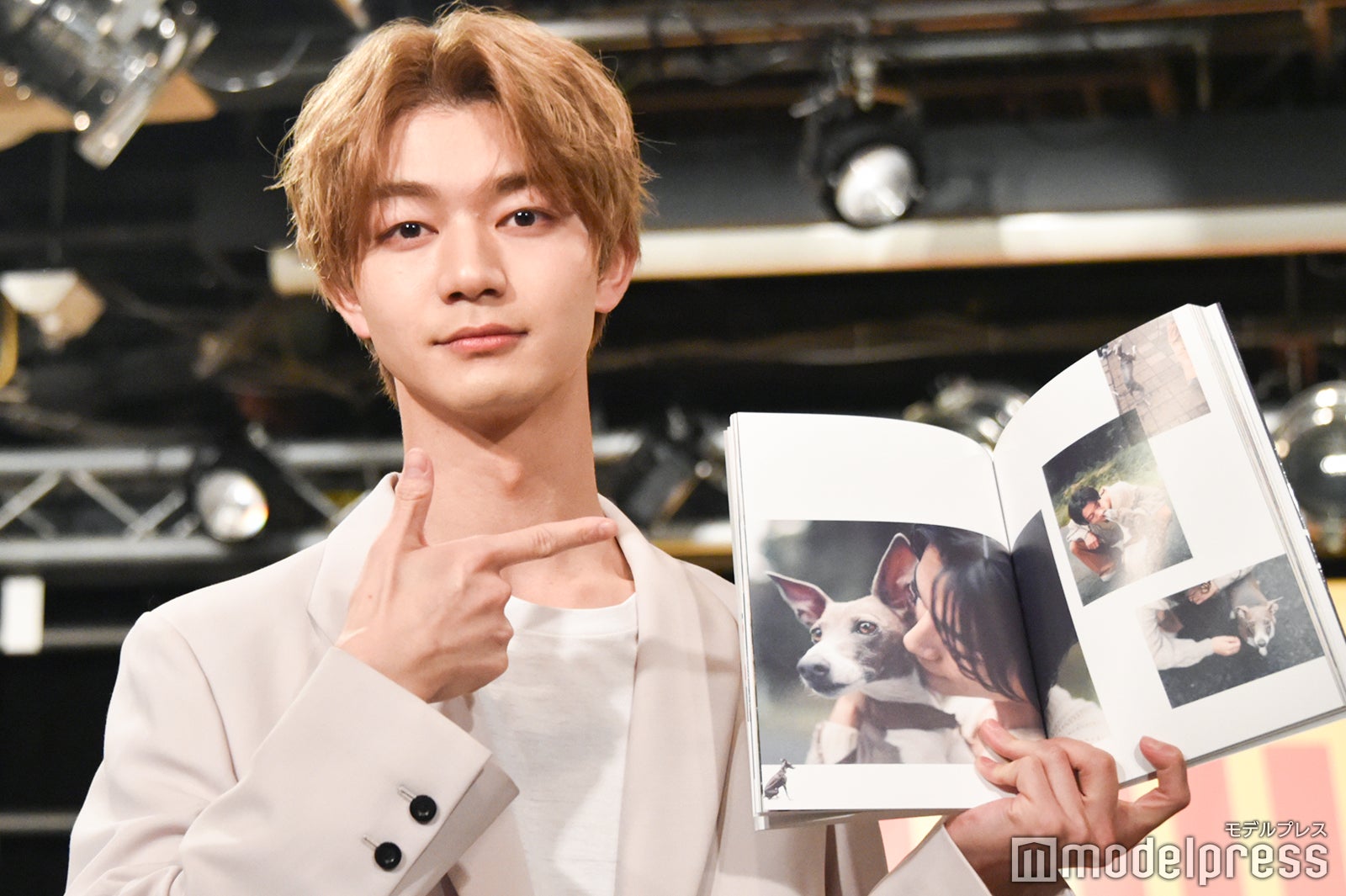 愛犬ルーチェにフォーカスが当たっている写真をお気に入りに選んだ吉澤要人（C）モデルプレス