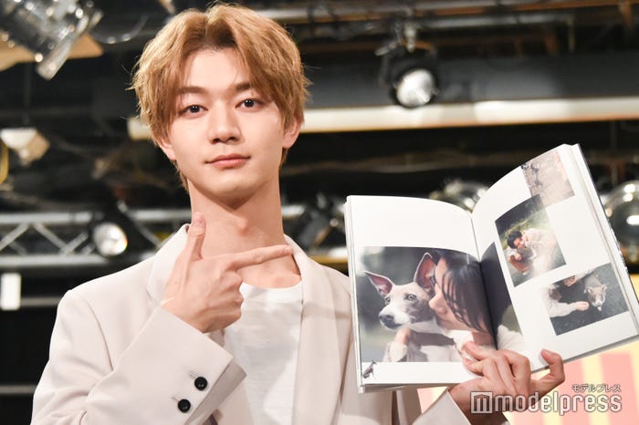 愛犬ルーチェにフォーカスが当たっている写真をお気に入りに選んだ吉澤要人(C)モデルプレス