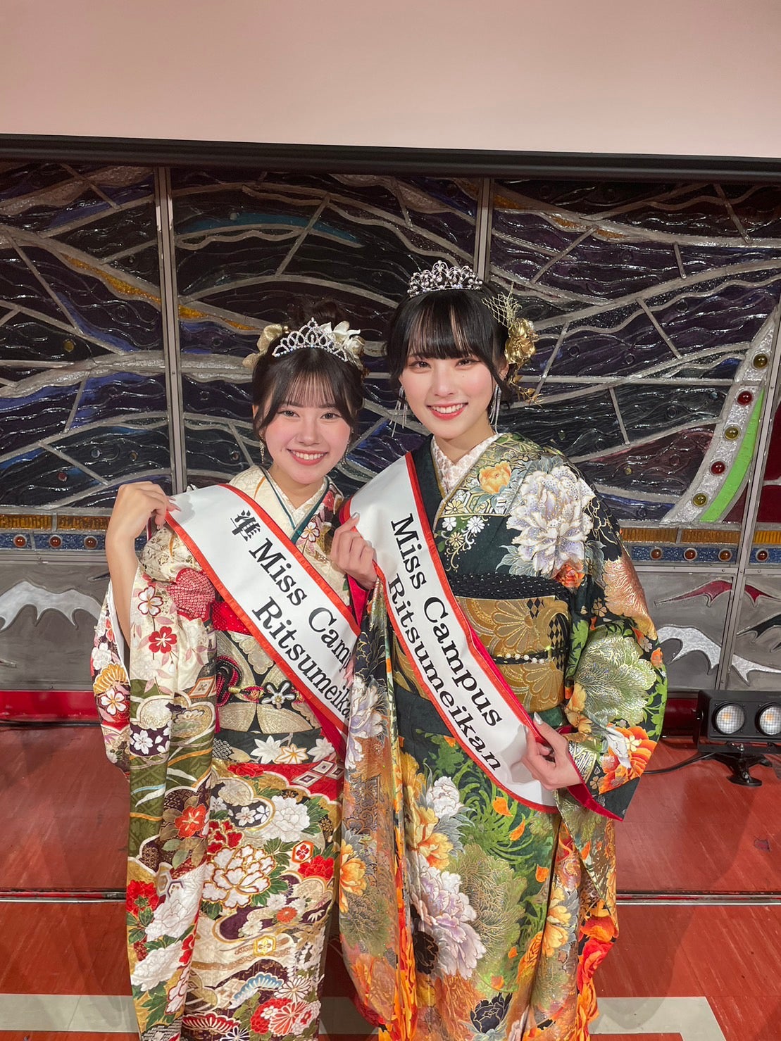 「ミスキャンパス立命館2023」準グランプリの和田明果さん、グランプリの佐賀涼花さん（提供写真）