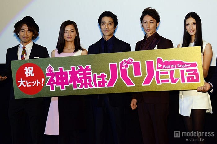 映画「神様はバリにいる」初日舞台挨拶の模様(左から)ナオト・インティライミ、尾野真千子、堤真一、玉木宏、菜々緒