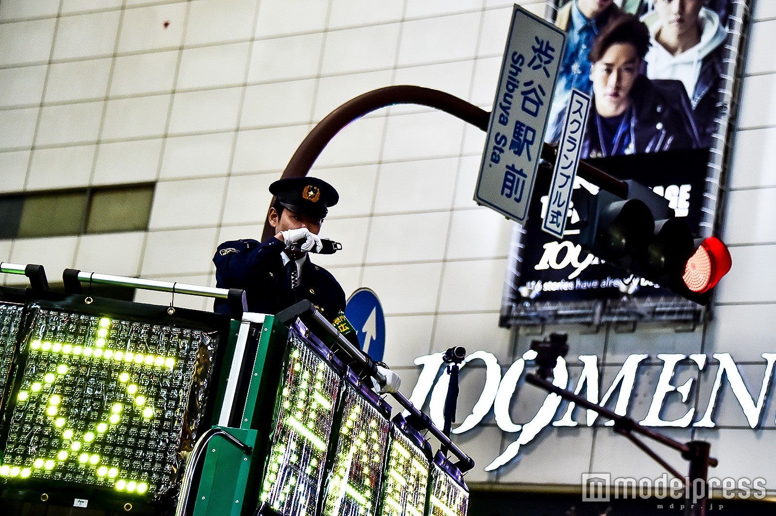 スクランブル交差点にて安全な横断を呼びかける警察官 （C）モデルプレス