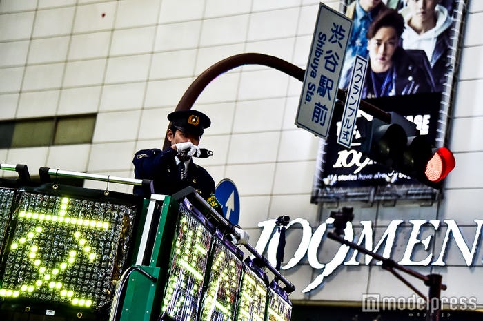 スクランブル交差点にて安全な横断を呼びかける警察官 (C)モデルプレス