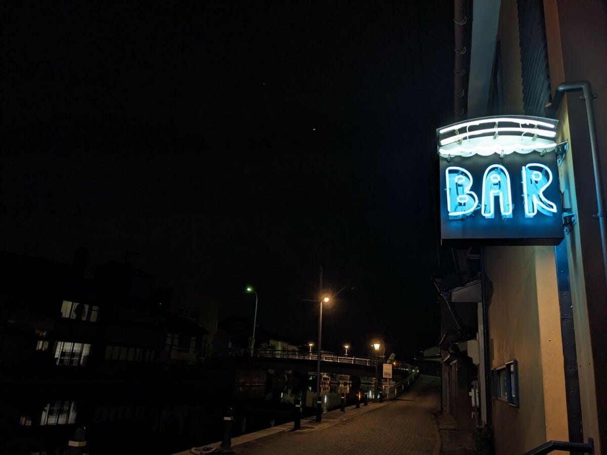 内川に面したブリッジバー(富山県射水市)