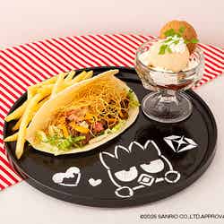 CHOI HYUN SUK×HARUTO×ばつ丸のタコス&ミルクティーアイスグラスプレート 税込1,890円(C)2026 SANRIO CO., LTD. APPROVAL NO. L665024 (C)YG. All rights reserved.