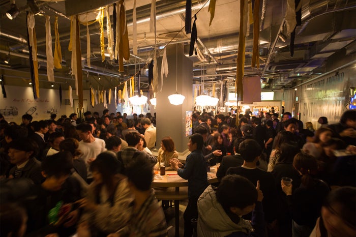 スイッチバー梅田茶屋町店の様子／画像提供：トリックデザイン