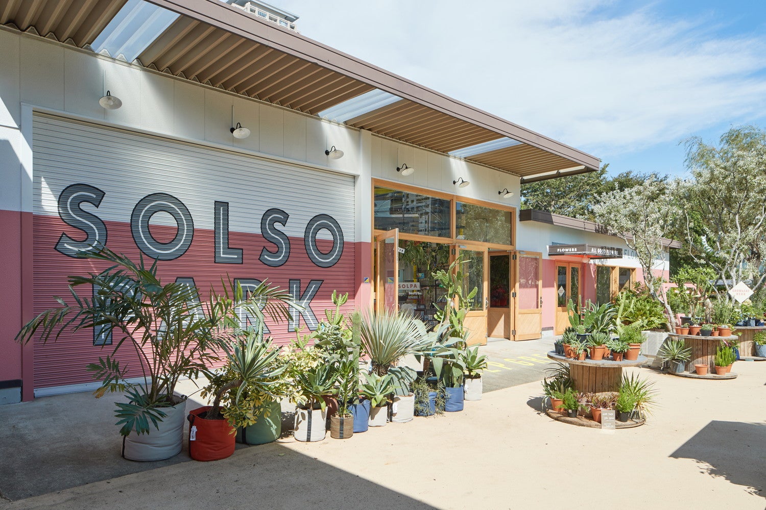 観賞植物や生花、植物関連グッズ専門のショップ（提供画像）