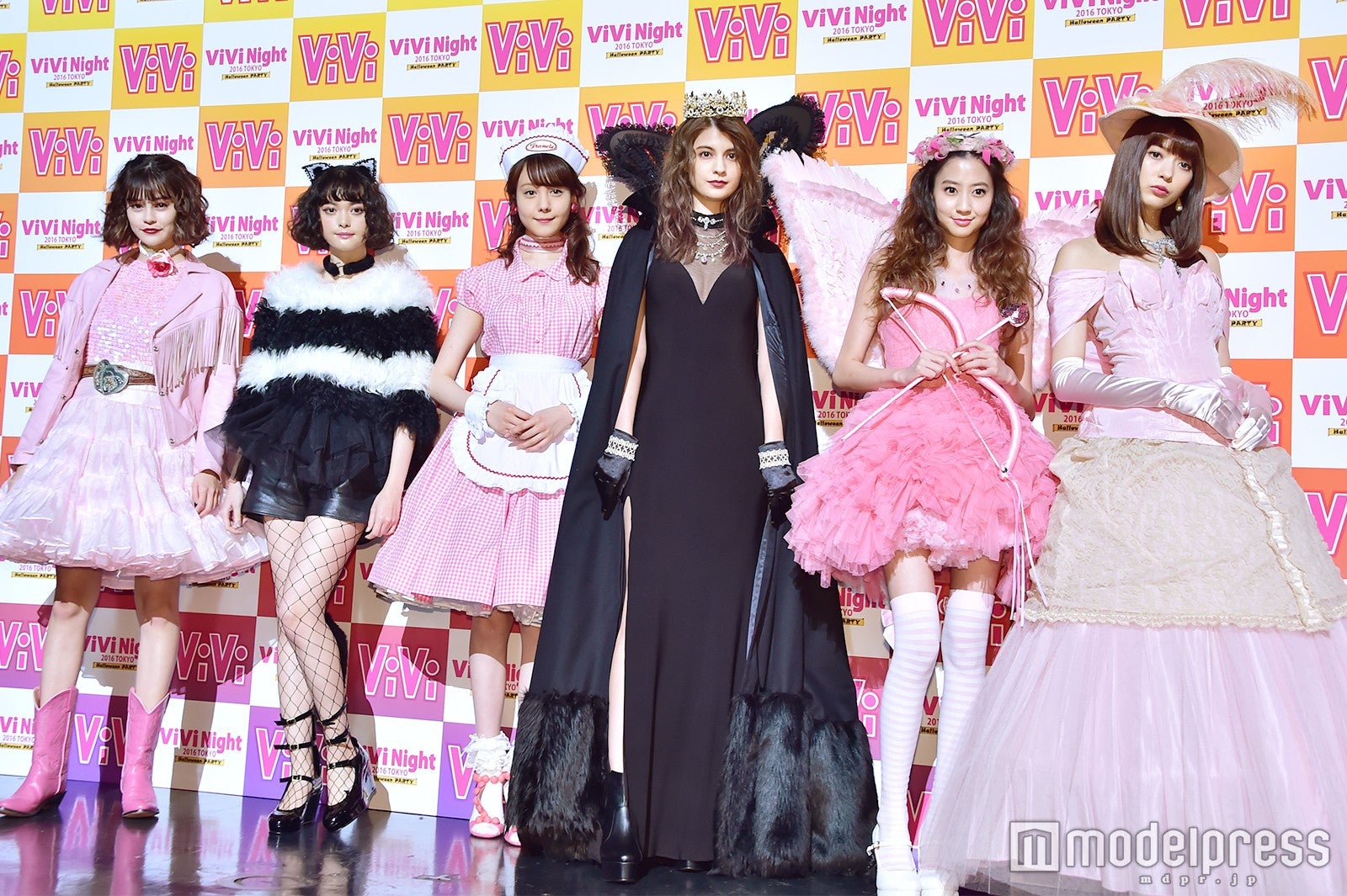 （左から）emma、玉城ティナ、トリンドル玲奈、マギー、河北麻友子、八木アリサ （C）モデルプレス
