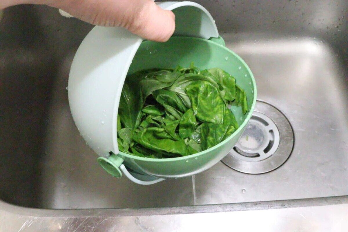 水切りザルボウルで葉物野菜を水切りする様子