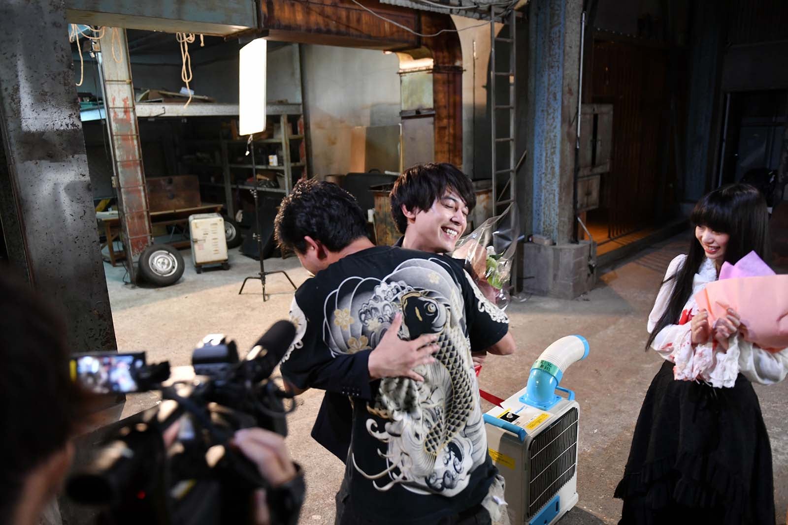 小林勇貴監督と抱き合う吉沢亮（C）「GIVER 復讐の贈与者」製作委員会