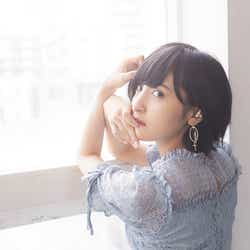 モデルプレス - 人気声優“あやねる”佐倉綾音、透け感ワンピ着こなし 儚げな瞳に釘付け